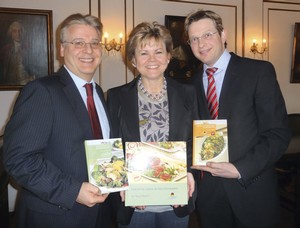 Oliver Jörg (rechts), MdL, ist Schirmherr des LliD-Programms der Theater-Apotheke und stellte auf der Pressekonferenz auch die neue Initiative von Uschi und Dr. Helmut Strohmeier heraus, eine Diabetes Präventionsstudie, die in öffentlichen Apotheken durchgeführt und sowohl von den Betriebskrankenkassen als auch vom Bayerischen Gesundheitsministerium unterstützt wird.